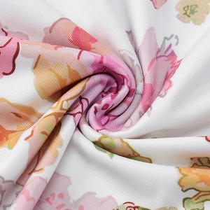 Macro de l'imprimé floral sur tissu blanc extensible avec une texture verticale douce