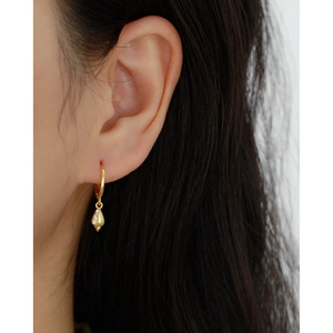 S925 silver gold-plated hoop earrings with shell drop pendant and clear crystals on model