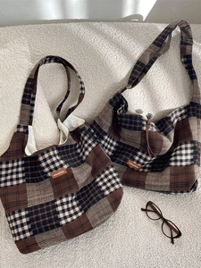 Grande borsa tote patchwork a quadri retrò nei toni del marrone con etichetta in pelle
