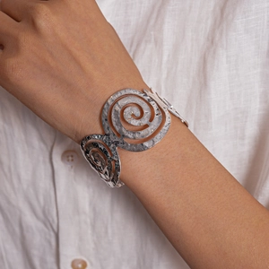 Détail d'un bracelet jonc spirale argenté avec texture martelée à la main