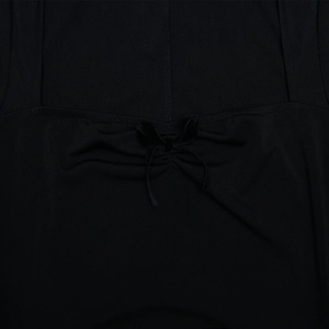 Détail en gros plan du nœud décoratif noir sur une robe d'été sans bretelles