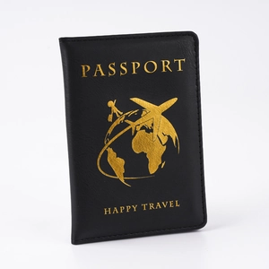 Porta passaporto in pelle sintetica nera con aereo dorato e testo Happy Travel inciso