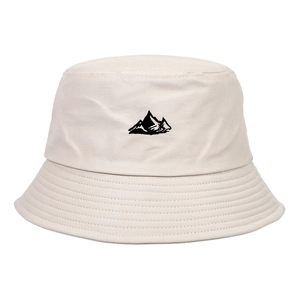 Vue détaillée de la broderie de montagne sur le bob en toile de coton beige clair