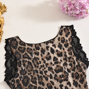 Détail de sequins léopard et dentelle noire sur le débardeur court pour femme