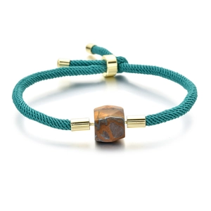 Bracelet ajustable en corde tissée verte avec pierre naturelle brune et détails dorés