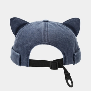 Détail de l'arrière du bonnet oreilles de chat avec sangle réglable et boucle en D