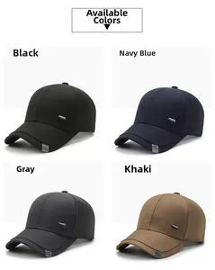 Dettaglio dei cappellini da baseball in nero blu grigio e kaki con logo in metallo