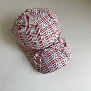 Détail d'une casquette de baseball à carreaux rouges et blancs avec nœud pour femmes