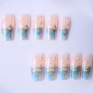 Faux ongles carrés moyens style français avec dégradé bleu-rose et motifs dorés fins