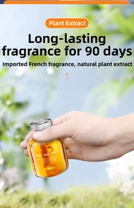 Gros plan d'un flacon de parfum de voiture de 65ml en verre avec bouchon argenté et liquide ambré