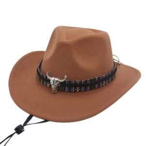 Dettaglio cappello cowboy marrone in feltro con fascia etnica e testa di toro in metallo