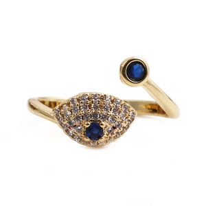 Verstellbarer goldener türkischer Evil Eye Ring mit blauen Zirkonsteinen auf Weiß