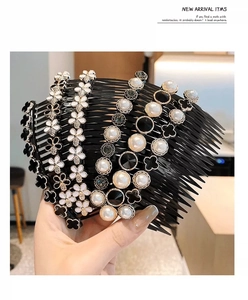 Dettaglio di pettine per capelli con fiori in resina nera e decorazioni di perle finte