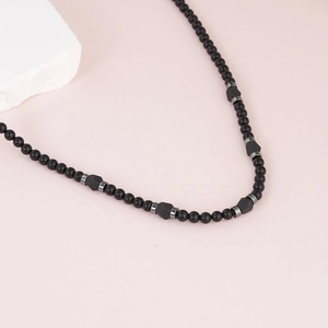 Collier en perles d'agate noire et pierre de lave avec accents métalliques géométriques