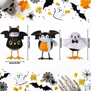 Trois figurines oiseaux décoratifs d'Halloween avec costumes de chauve-souris et fantôme