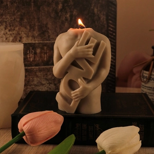 Bougie artistique de torse masculin avec lettres Love dans un décor romantique