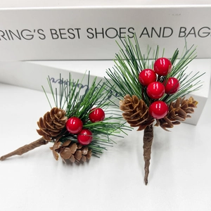 Aghi di pino natalizi con bacche rosse e pigne per decorazioni regalo fai da te festose