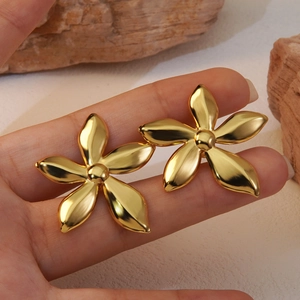 Elegant gold five-petal flower stud earrings made of high-quality polished stainless steel