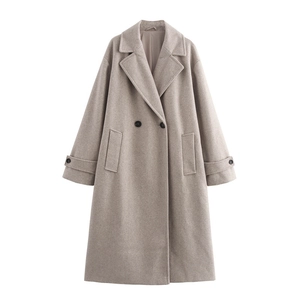 Cappotto lungo di lana doppiopetto color avena con revers e tasche laterali