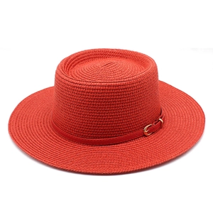 Cappello di paglia verde con fascia rossa e fibbia dorata per le vacanze al mare