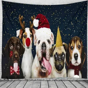 Arazzo natalizio con cani carini in cappelli festivi su uno sfondo blu scuro