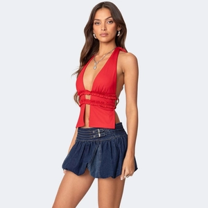 Haut dos nu rouge à volants avec mini-jupe bouffante en jean bleu foncé pour femmes
