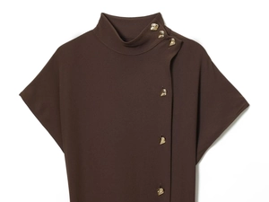 Détail du tissu de la robe midi marron café avec bouton en métal doré décoratif