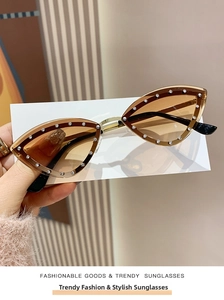 Détail de lunettes œil de chat sans monture avec verres ambrés et ornements en cristal
