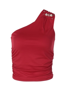 Dettaglio del crop top monospalla rosso con eleganti perline sulla tracolla sottile