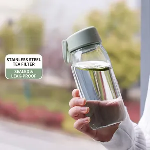 Petite bouteille d'eau de sport verte avec filtre à thé en acier inoxydable pour l'extérieur