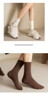 Gros plan sur la texture en maille côtelée des chaussettes crème et marron