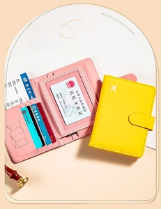 Dettaglio del porta passaporto in pelle con slot SIM e scomparti multipli per carte