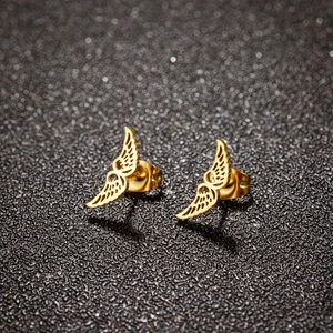 Elegante vergoldete Edelstahl-Ohrstecker in Engelsflügel-Optik auf dunklem Hintergrund