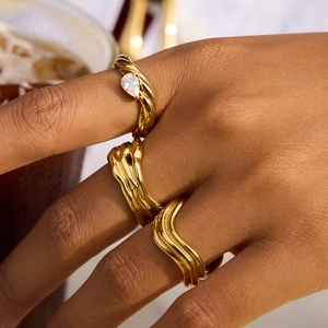 Three-piece gold titanium steel ring set with water ripple texture and zircon inlay