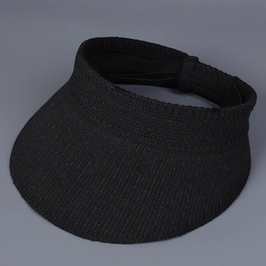 Détail de la texture en maille et large bord d'une visière pare-soleil noire pliable