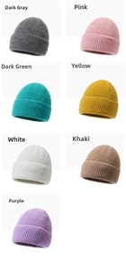 Vue détaillée montrant sept couleurs de bonnets d'hiver en tricot côtelé pour adultes