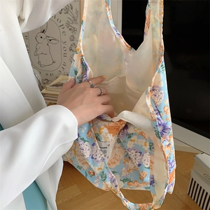 Vista dettagliata della borsa tote floreale con pratica tasca interna bianca
