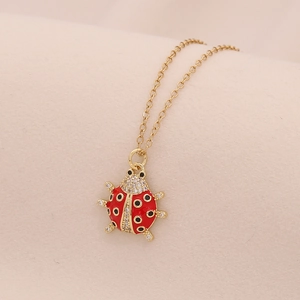 Dettaglio della collana con ciondolo a coccinella in smalto rosso e zircone placcato oro