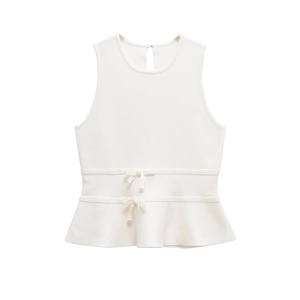 Haut en maille sans manches blanc avec ourlet péplum et nœuds décoratifs sur fond blanc