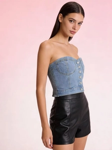 Vue latérale du bustier en jean ajusté avec boutons argentés et détails froncés élastiques
