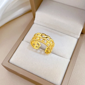 Verstellbarer goldener Kettenring mit Stern in Schmuckschatulle aus 45-Grad-Winkel