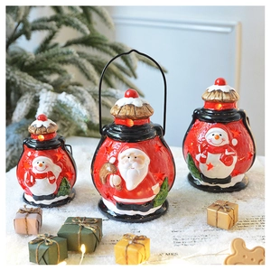 Vue détaillée de lanternes LED Père Noël et bonhomme de neige pour décoration