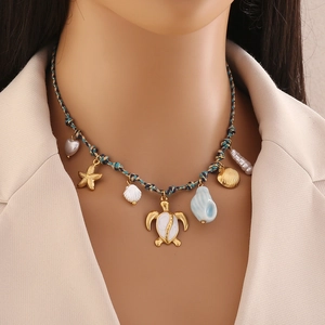 Collier tressé bohème avec cordon turquoise et pendentifs dorés en forme de coquillage