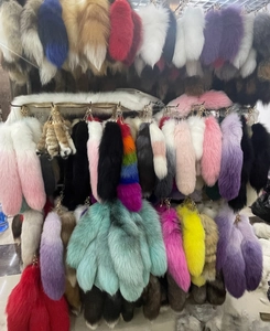 Detalle de llaveros de cola de pelo de zorro coloridos de gran tamaño para bolsos