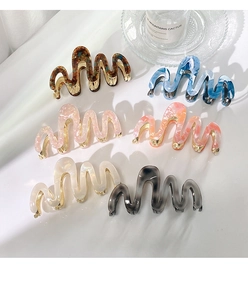 Detailed set of six marble texture acetate hair claws with wavy design and gold metal teeth