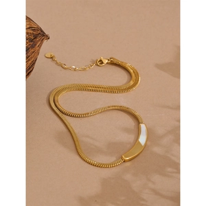 Bracciale a catena serpente in oro 18K con inserto in conchiglia bianca su fondo beige