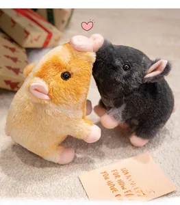 Gros plan de peluches de cochons doux en jaune et gris sur un tapis confortable