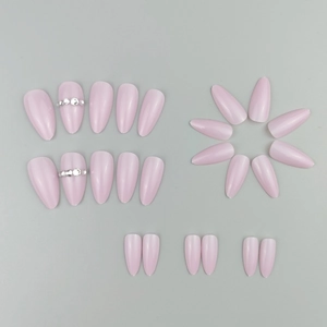 Unghie finte lunghe a mandorla rosa nude con eleganti strass decorativi