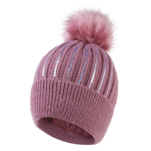 Détail d'un bonnet en tricot rose avec paillettes, pompon et doublure polaire épaisse