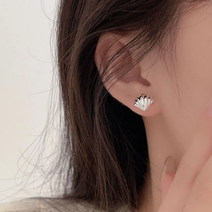 Minimalist shell-shaped 925 sterling silver earrings with polished finish on model